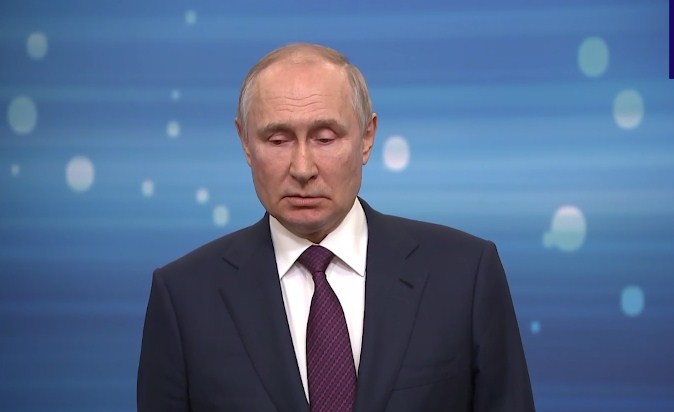 Рейтинги Путіна у РФ стрімко падають: що не може прихвати Кремль